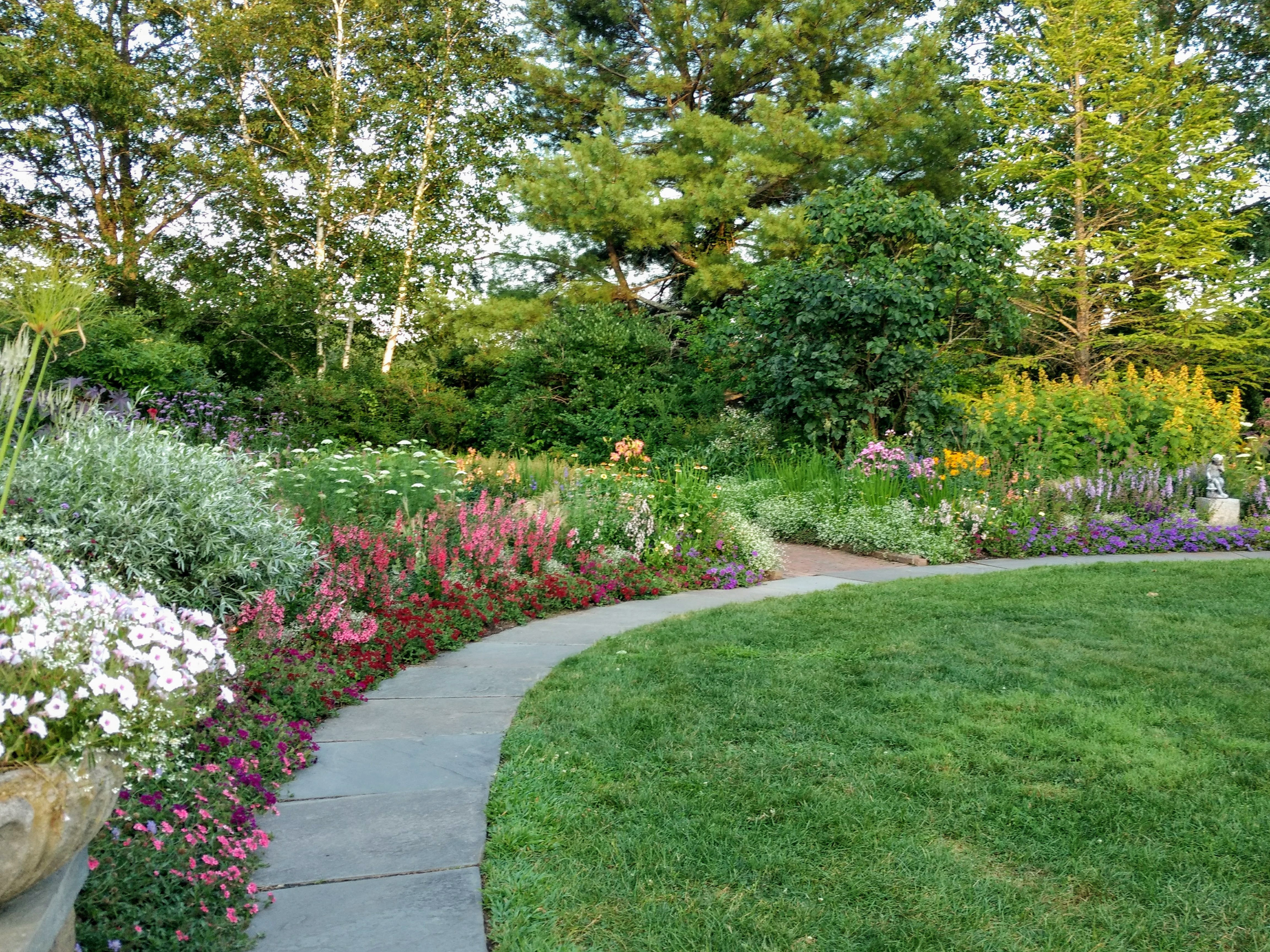 Благоустройство участка частного дома в Туапсе и Краснодарском крае